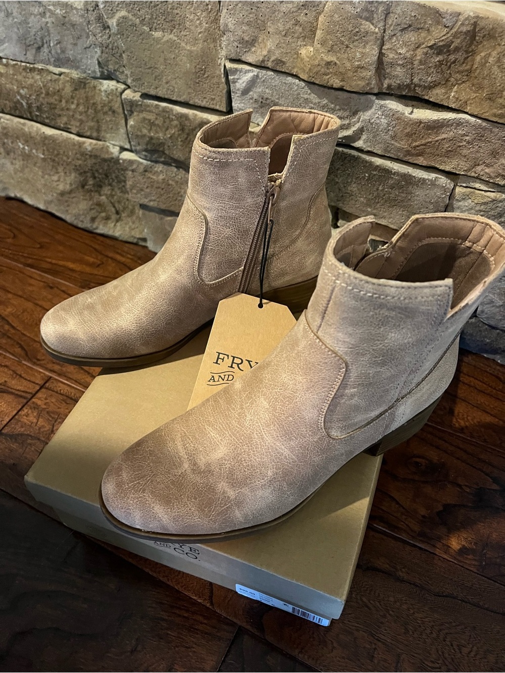 Brand New in Box FRYE AND CO. Taupe/sand ESTRELA * Ankle Booties with Side Zip